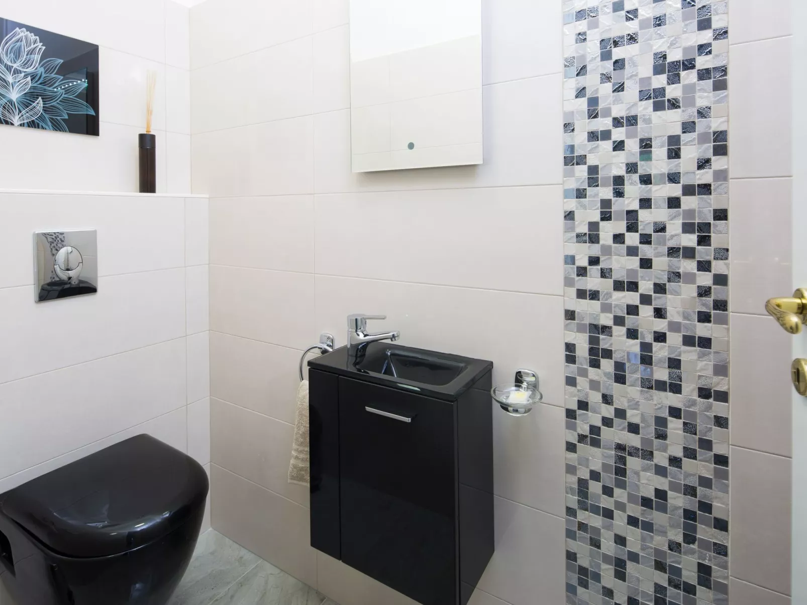 Schöne Villa mit Garten und Biodesign-Pool-Dedans