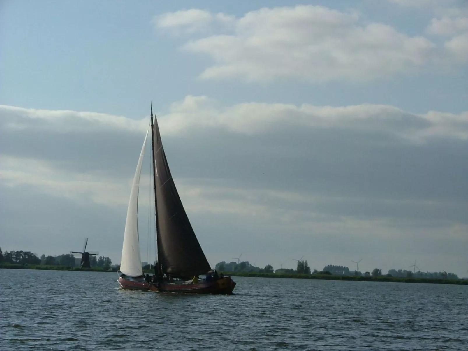 Boot "De Frijheit" mit Blick auf das Wasser-Dehors