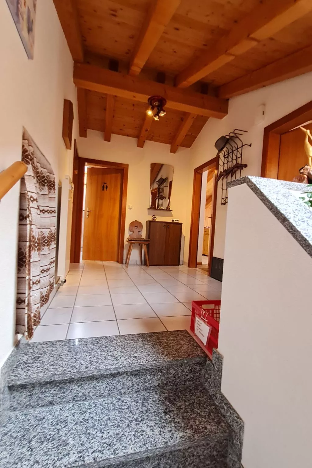 Chalet Haus (bei Einfahrt grosser Nussbaum )-Inside