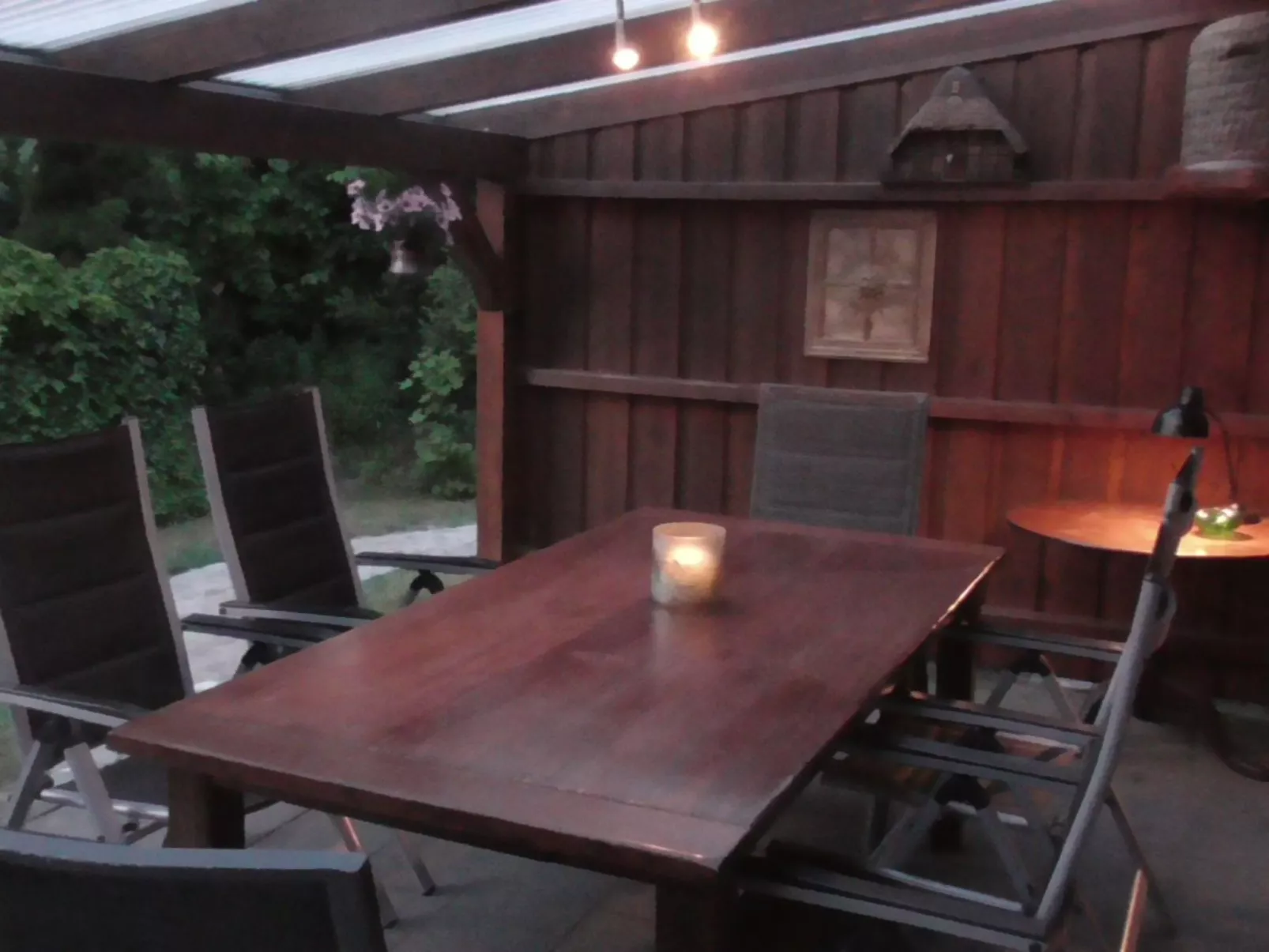 Mit überdachter Terrasse und Carport-Draußen