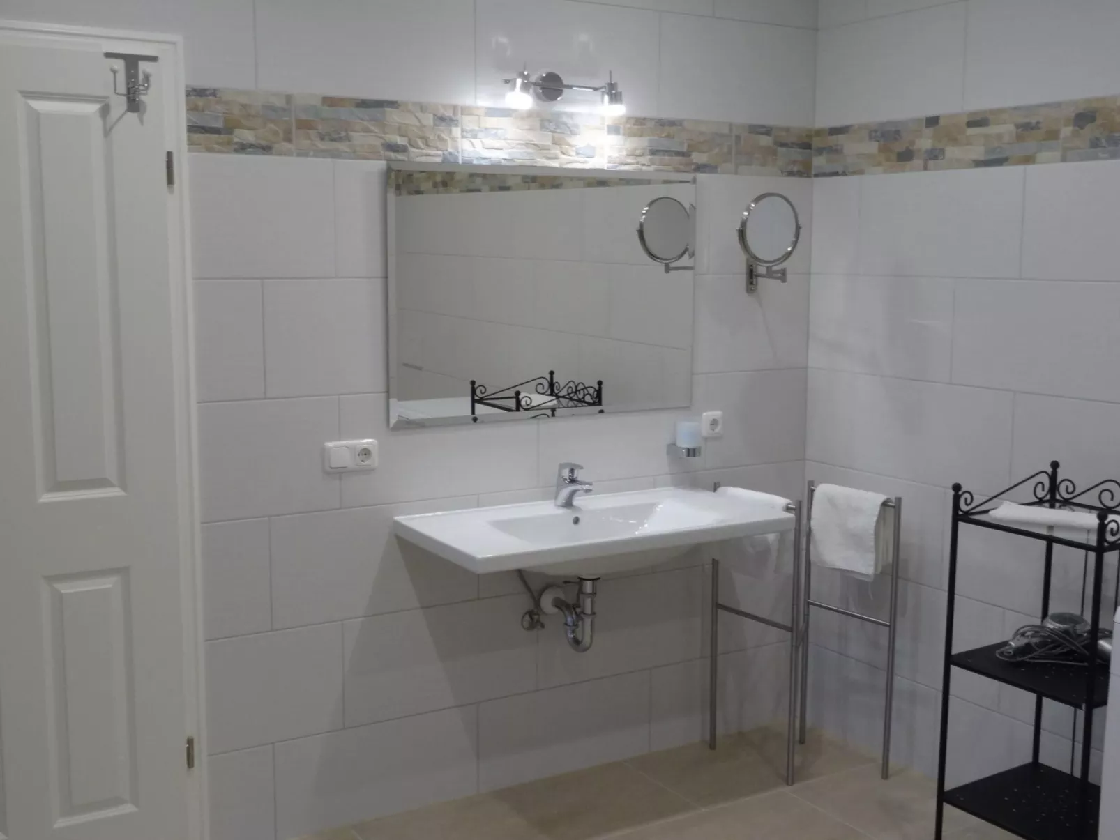 Modern eingerichtete Suite mit Terrasse-Inside