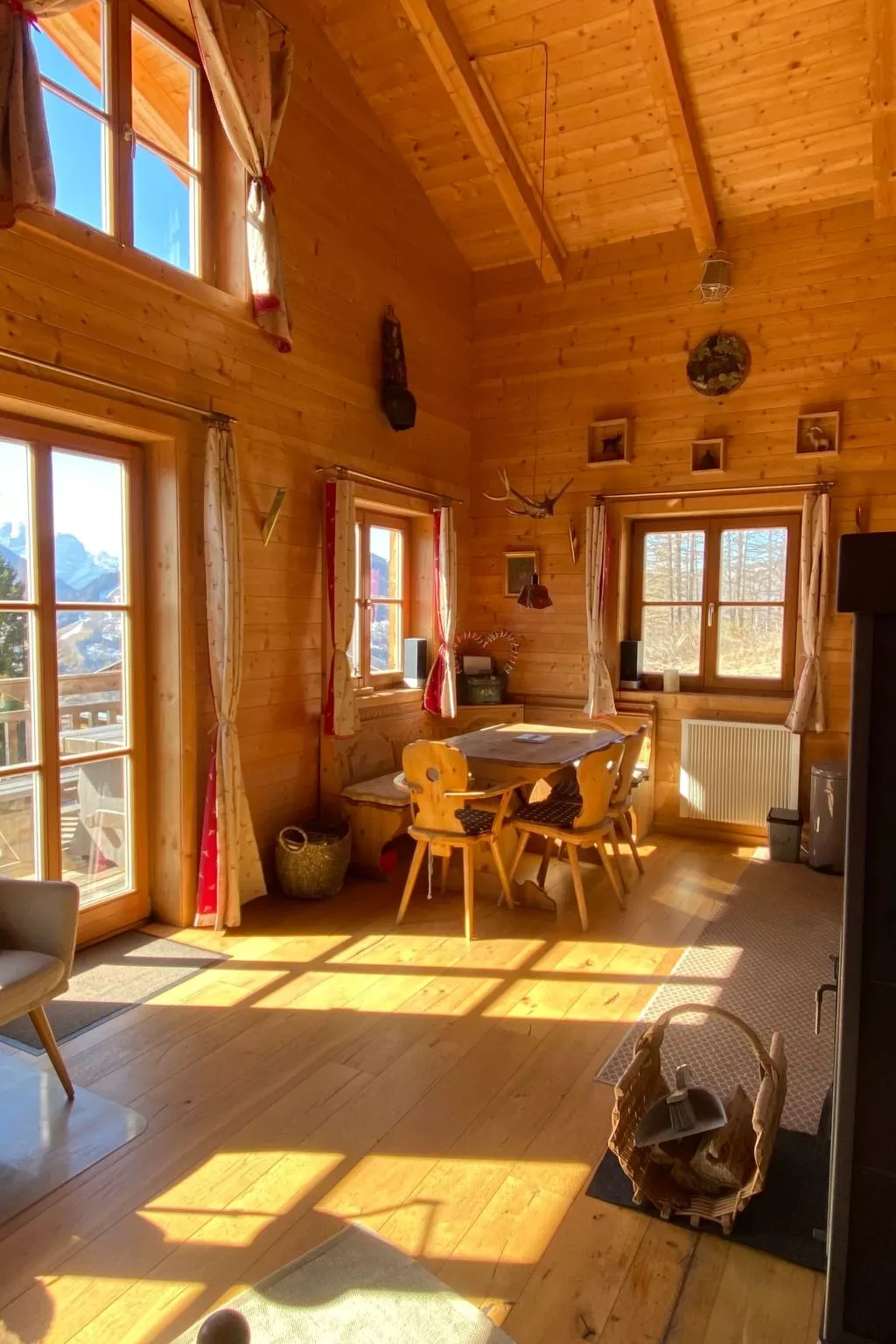 Berghütte mit Blick auf die Berge-Inside