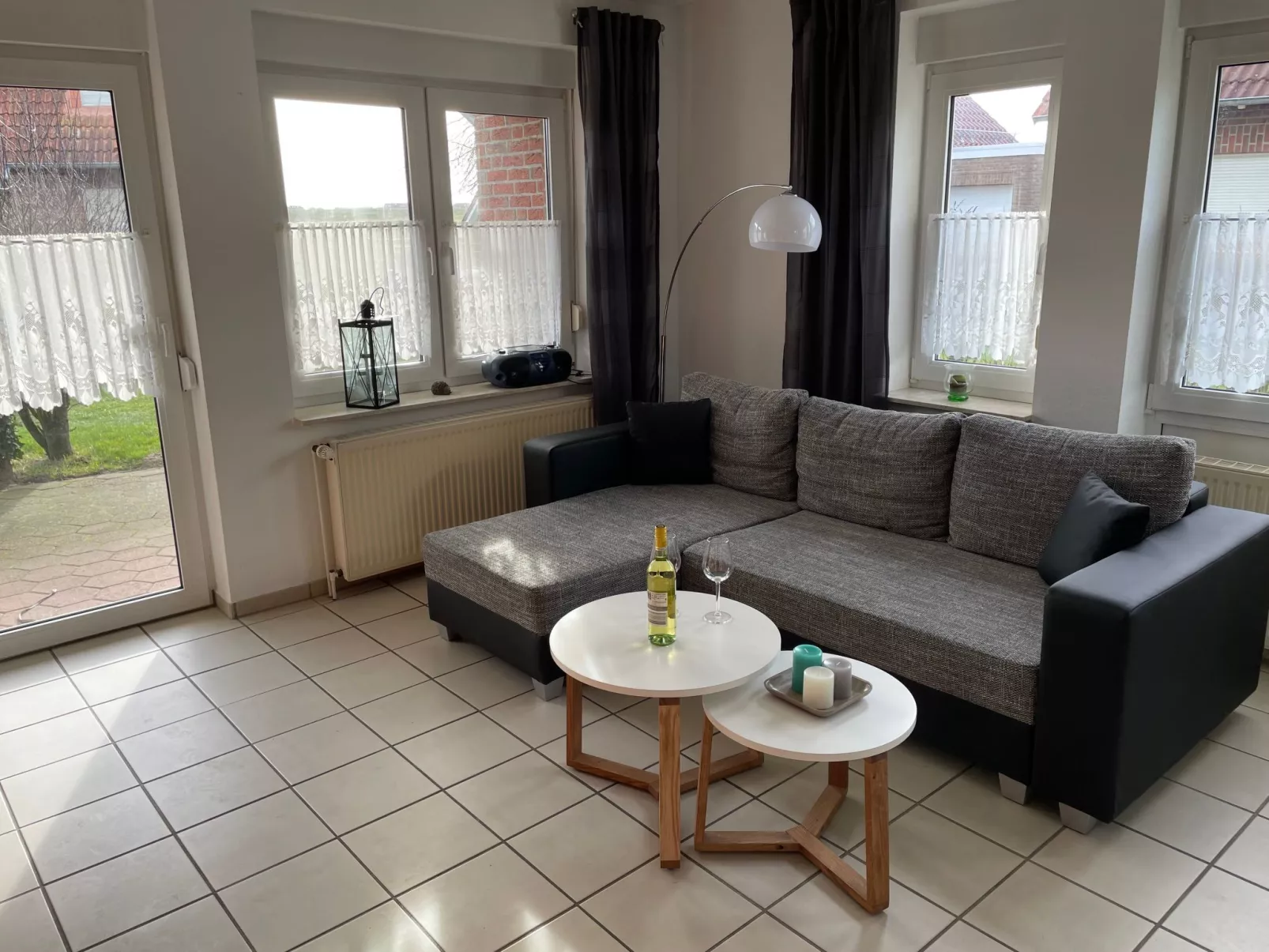 Sonnige Ferienwohnung mit großem Garten-Dedans