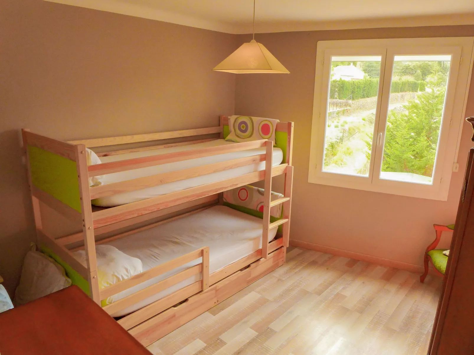 Schönes Ferienhaus mit Pool-Drinnen