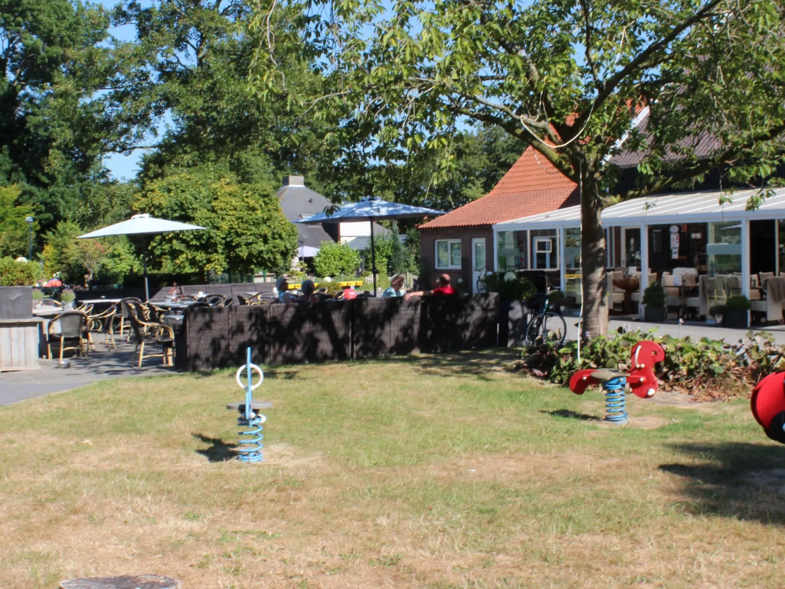 "Buurtweg221" mit Schwimmbad-Draußen