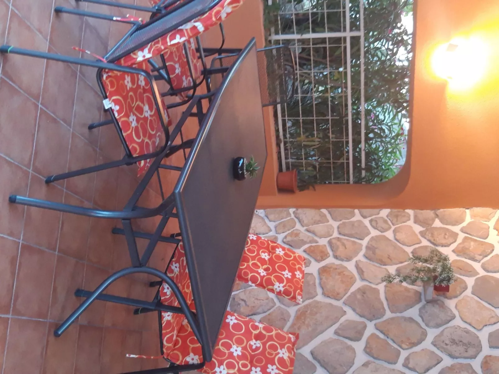 Mit Blick auf das Wasser-Outside