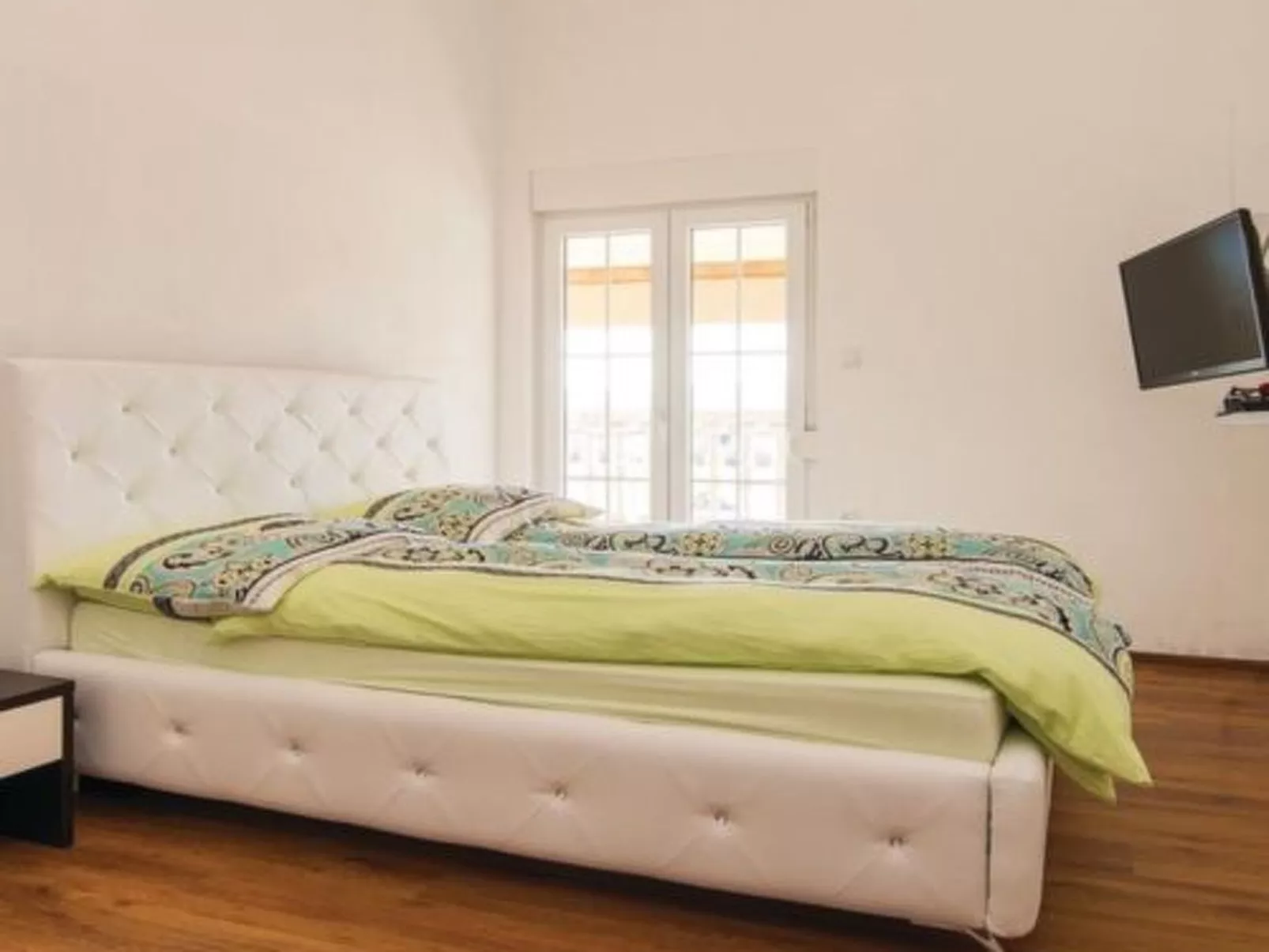 Laura mit Pool-Image-tags.info