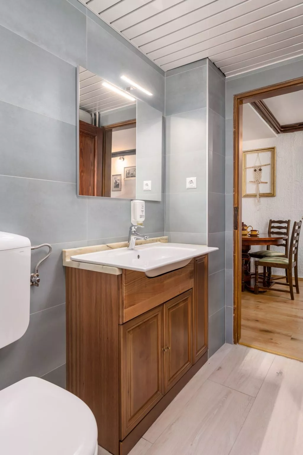 Mit großem Garten und Pool-Drinnen