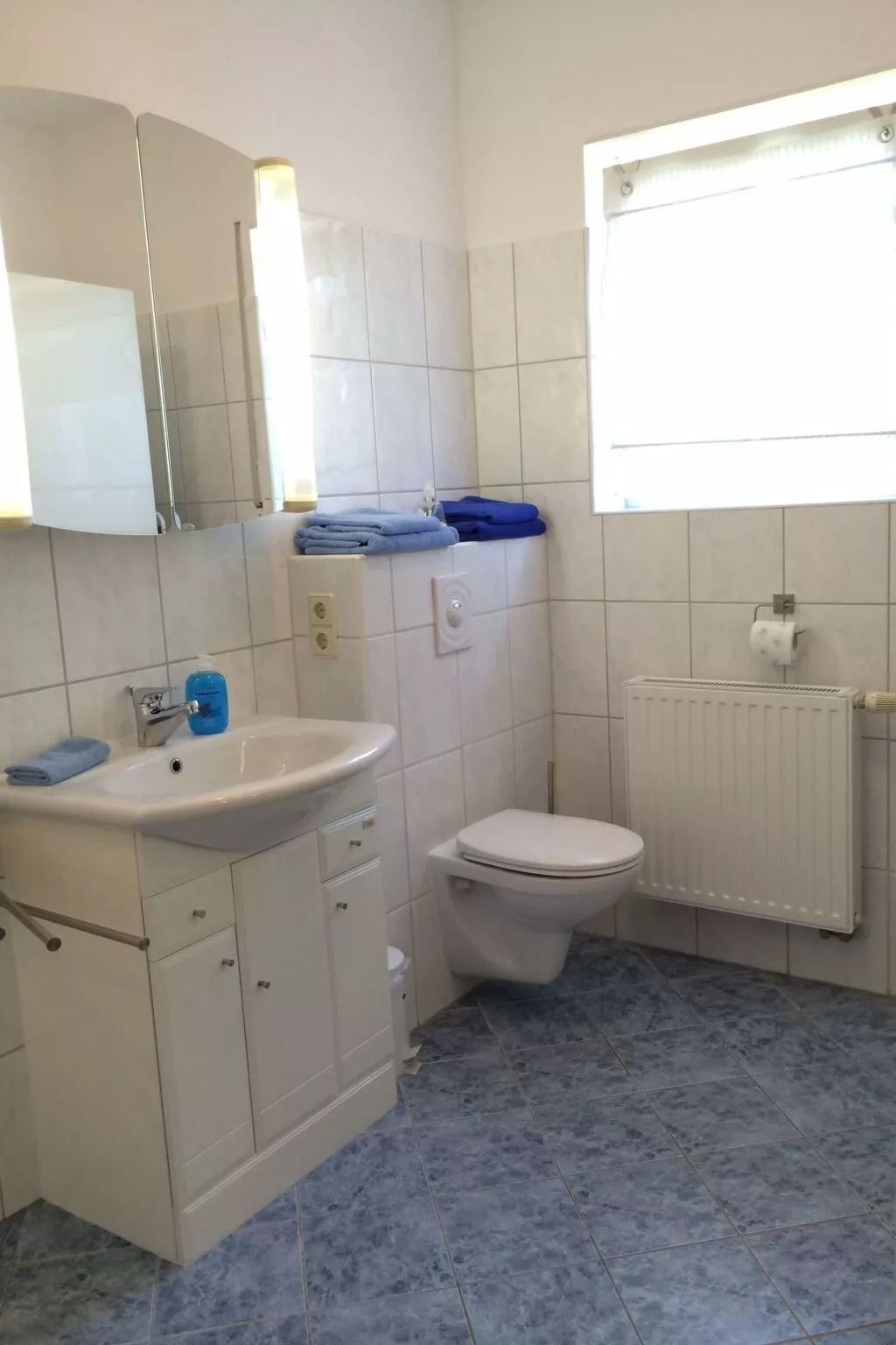 Helle Ferienwohnung für drei Personen-Drinnen