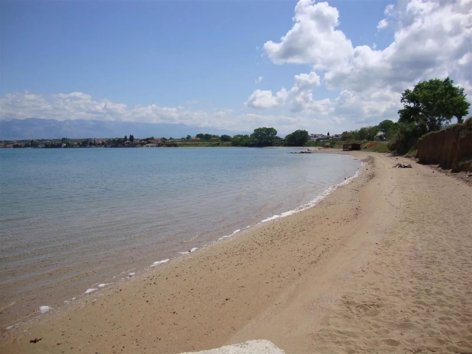 Am Fluss gelegenes Haus mit Galerieschlafplätzen-Dehors