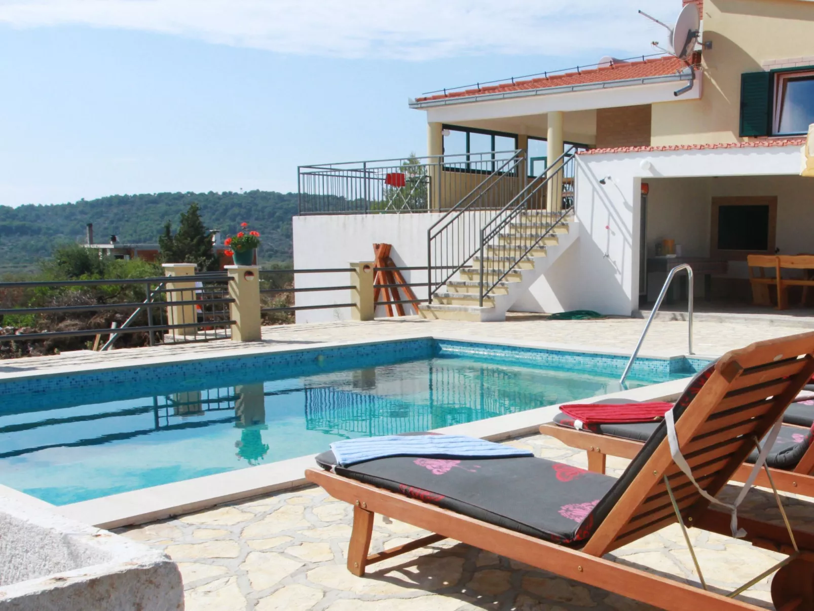 Geräumige Ferienvilla mit Pool und Meerblick-Outside