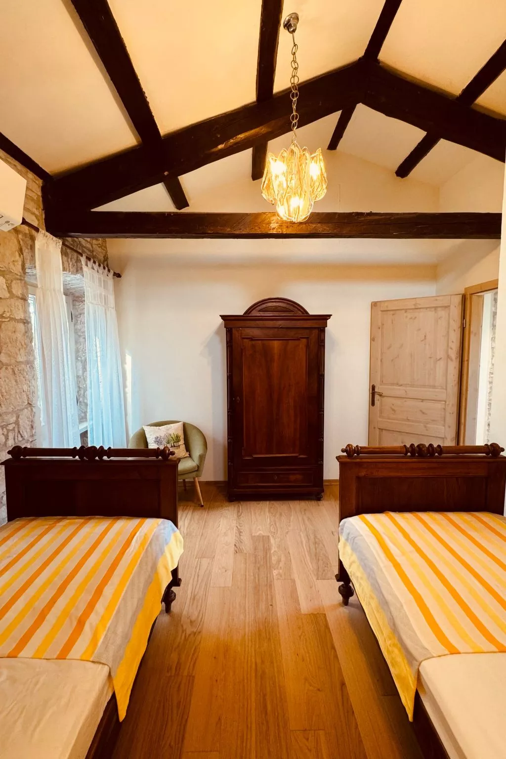 Ferienvilla mit Garten, Grill und Terrasse-Drinnen