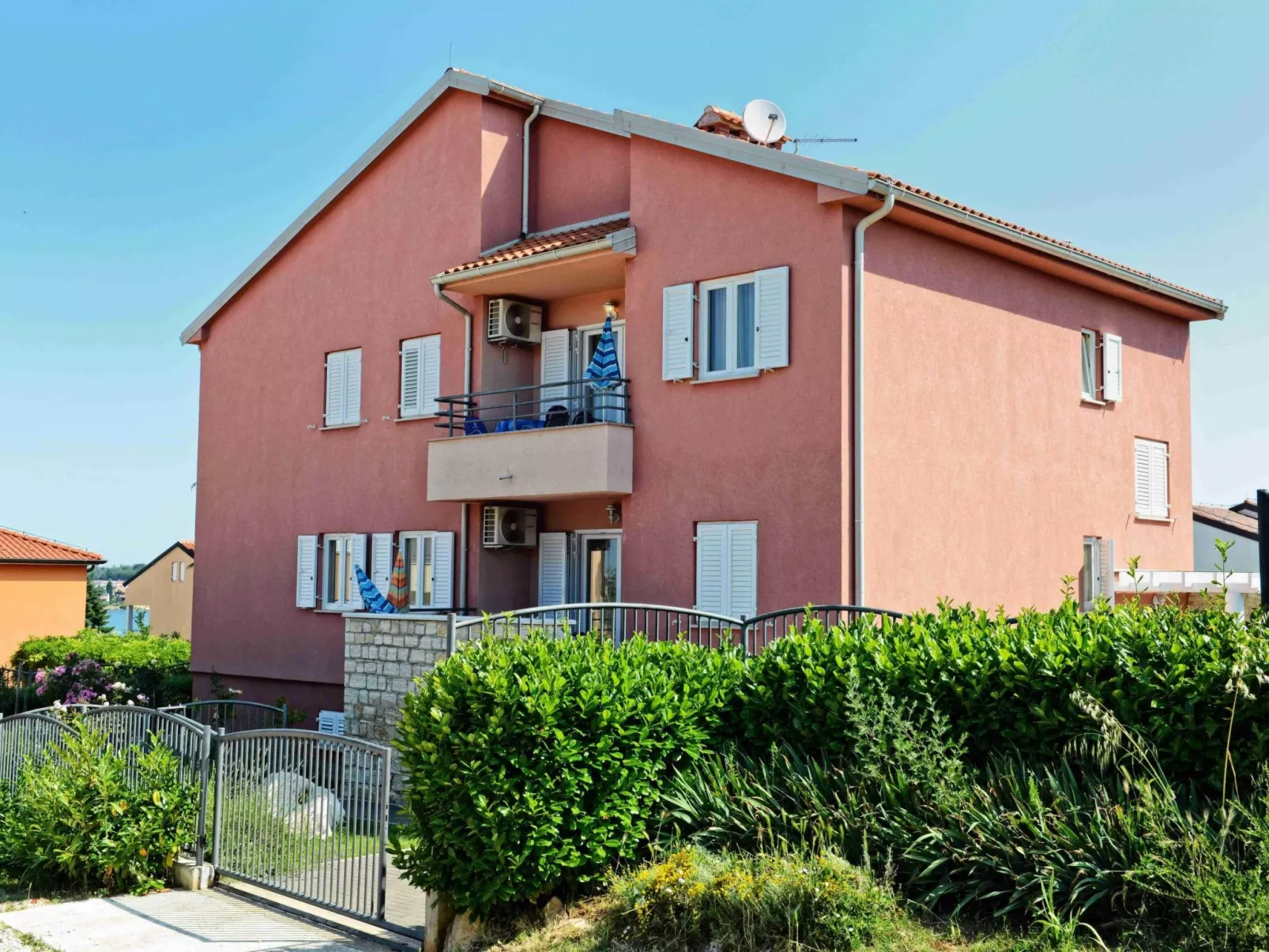 Pinta mit großem Garten-Draußen