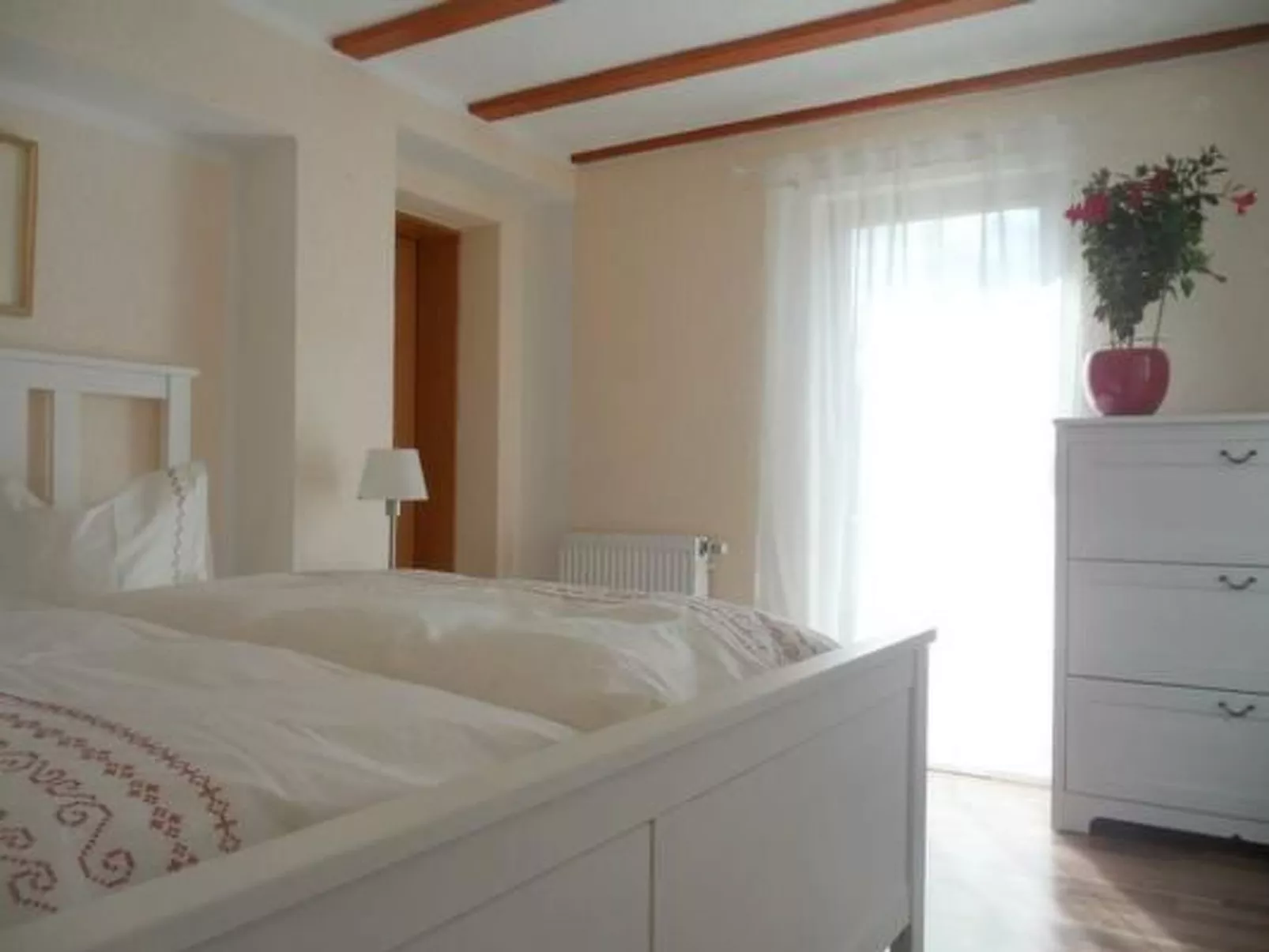 Mit Blick auf das Wasser-Dedans