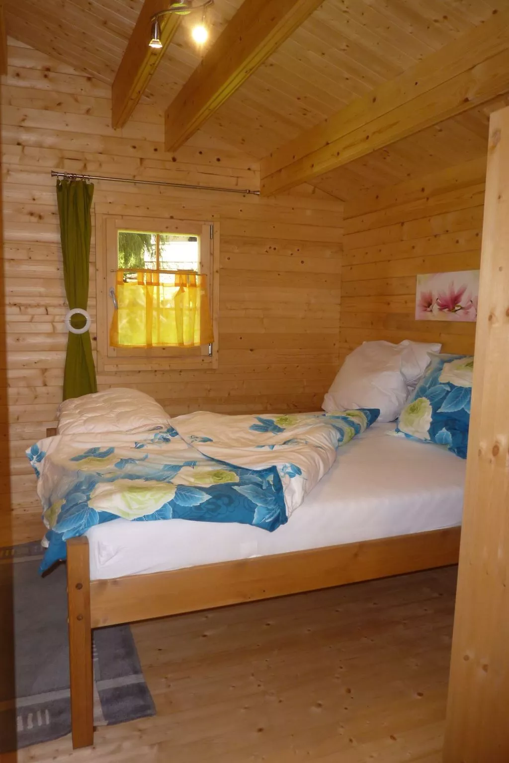 Holz-Blockhaus für vier Personen mit Terrasse-Inside