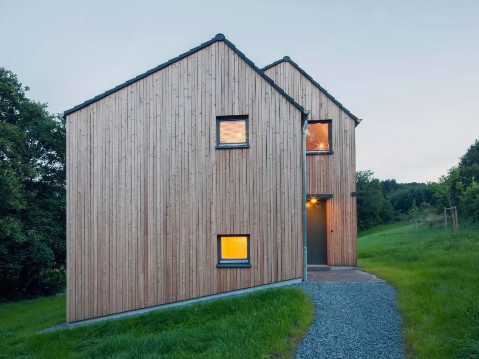 Moderner Holzhausneubau in der Eifel-Dehors