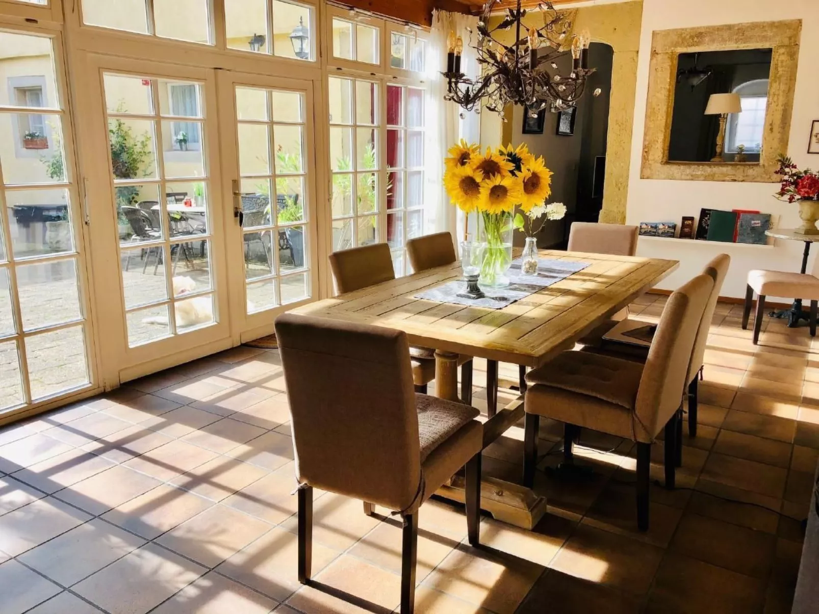 Villa mit Garten, Grill und Terrasse-Inside