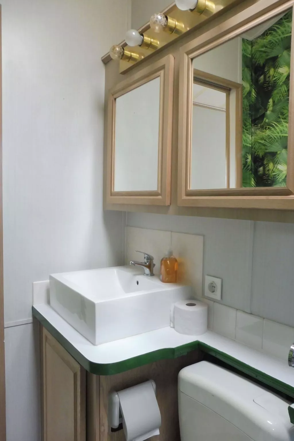 Mit Blick auf das Wasser-Drinnen