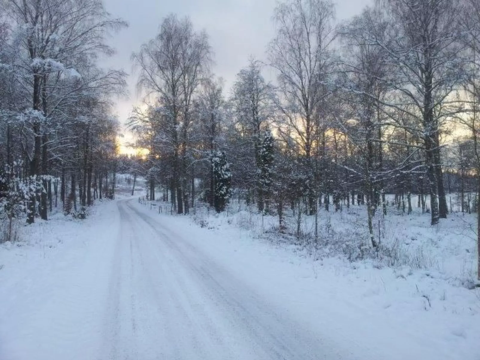 Modernes Haus mit hellem Dekor, mit Blick auf den See-Inside