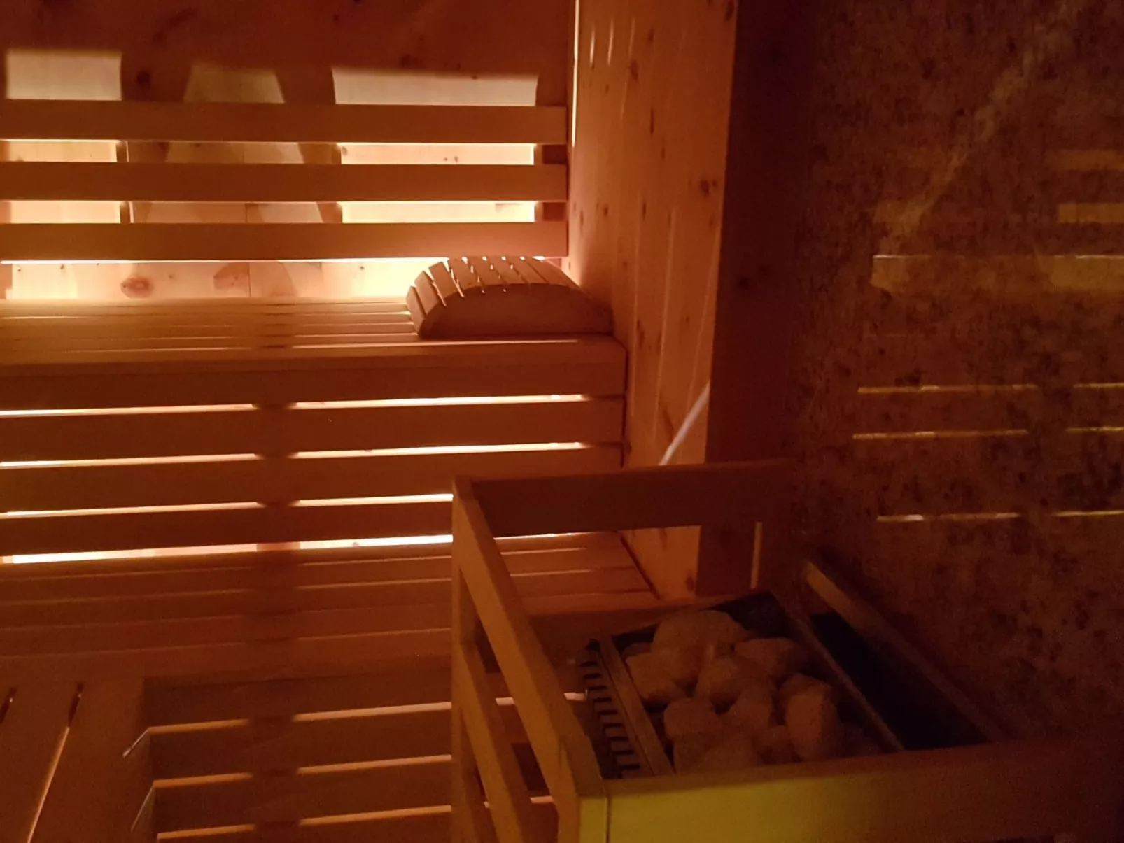 Mit Gemeinschaftspool und Terrasse-Drinnen