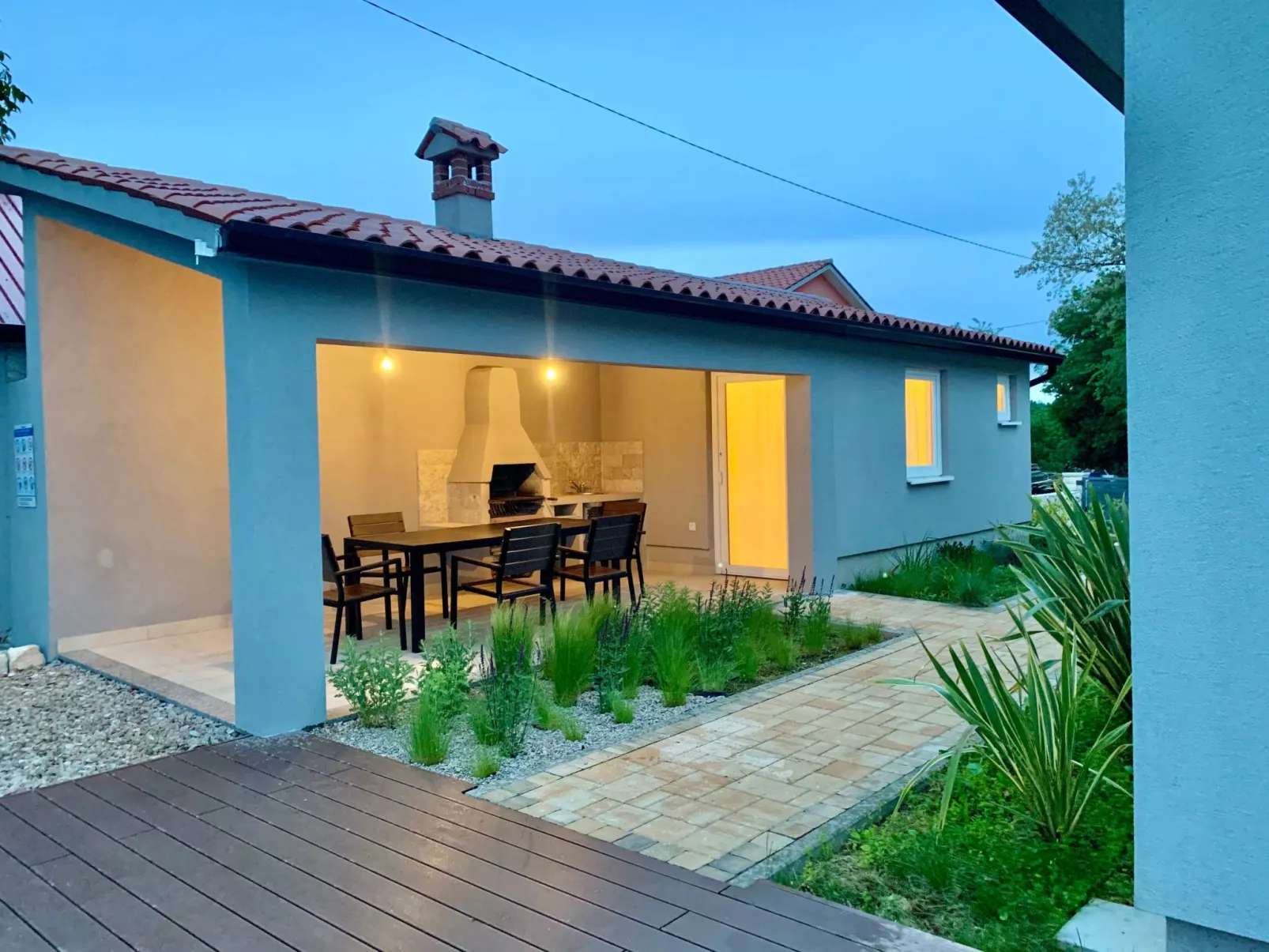 Charmante Villa mit gepflegtem Garten und beheiztem Pool-Outside