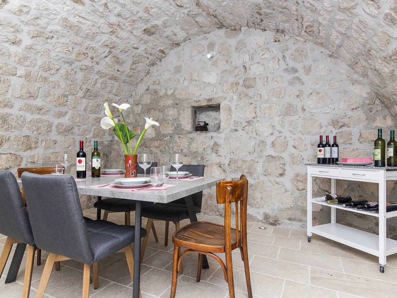 Schönes Steinhaus mit beheiztem Pool, Terrasse m-Drinnen