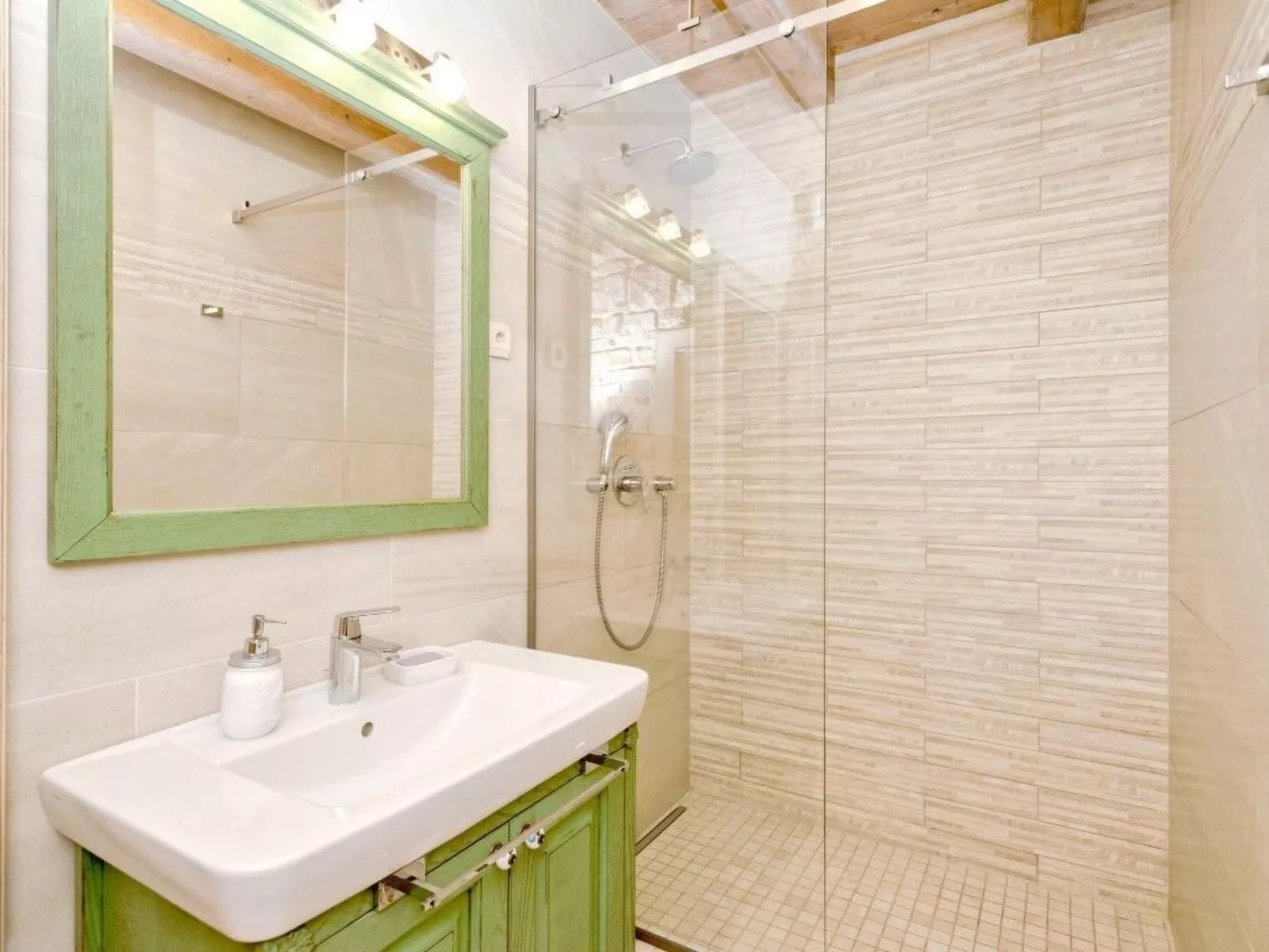 Villa Aristea bestehend aus drei Häusern-Drinnen