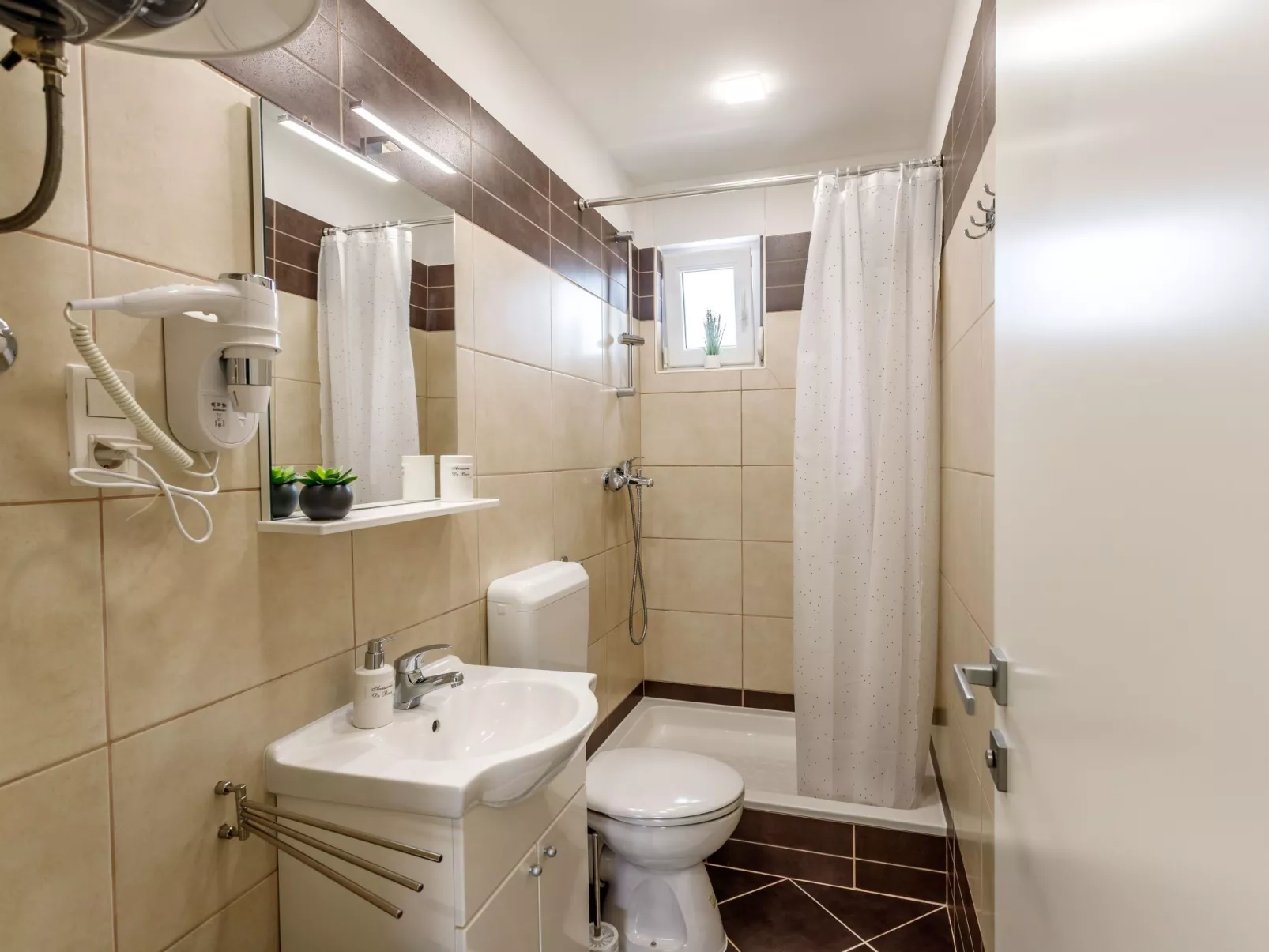 "Villa Tango2" mit Blick auf das Wasser-Drinnen