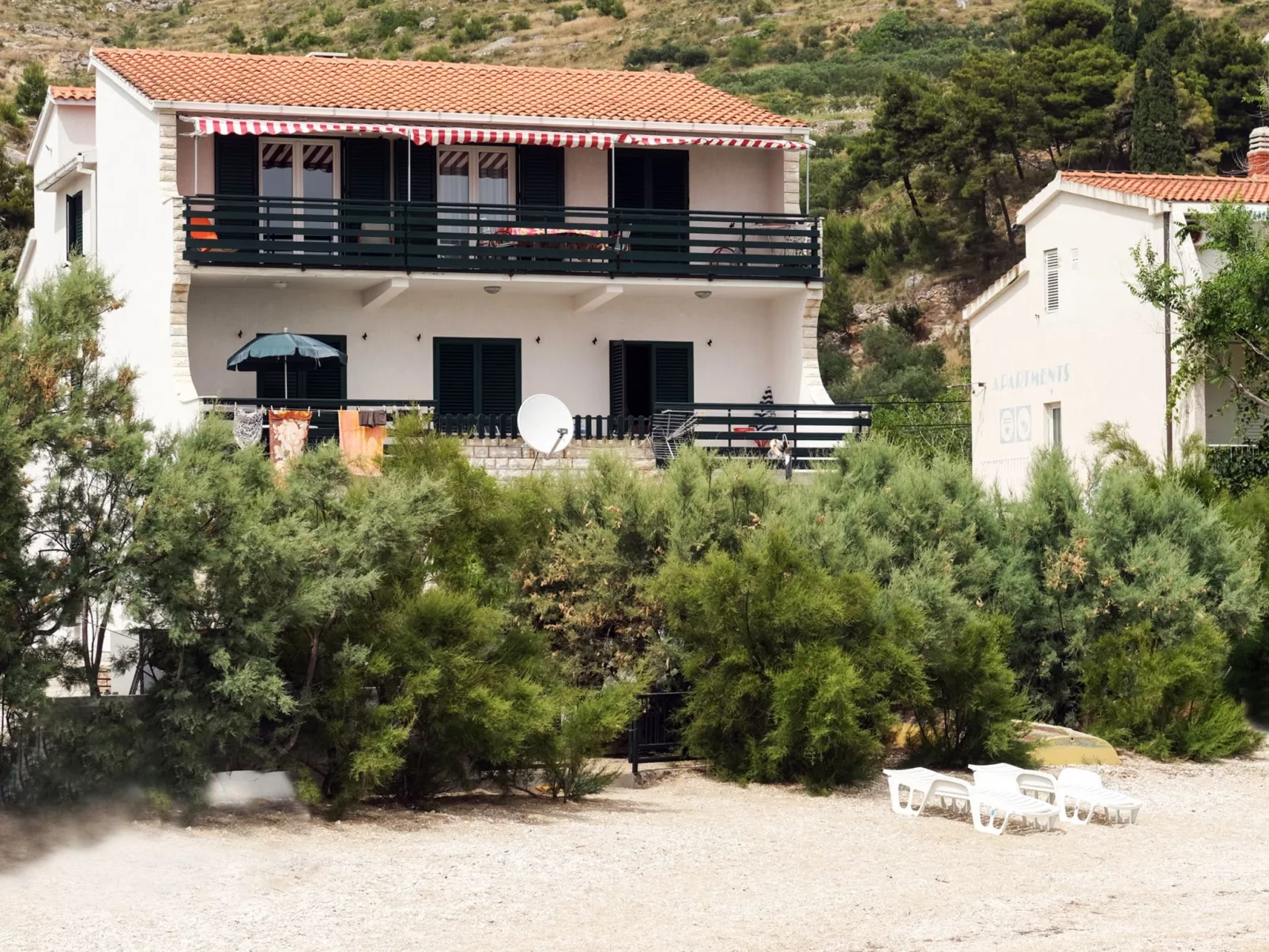 Große Ferienwohnung in Duće mit Privatem Balkon und Meerblick-Outside
