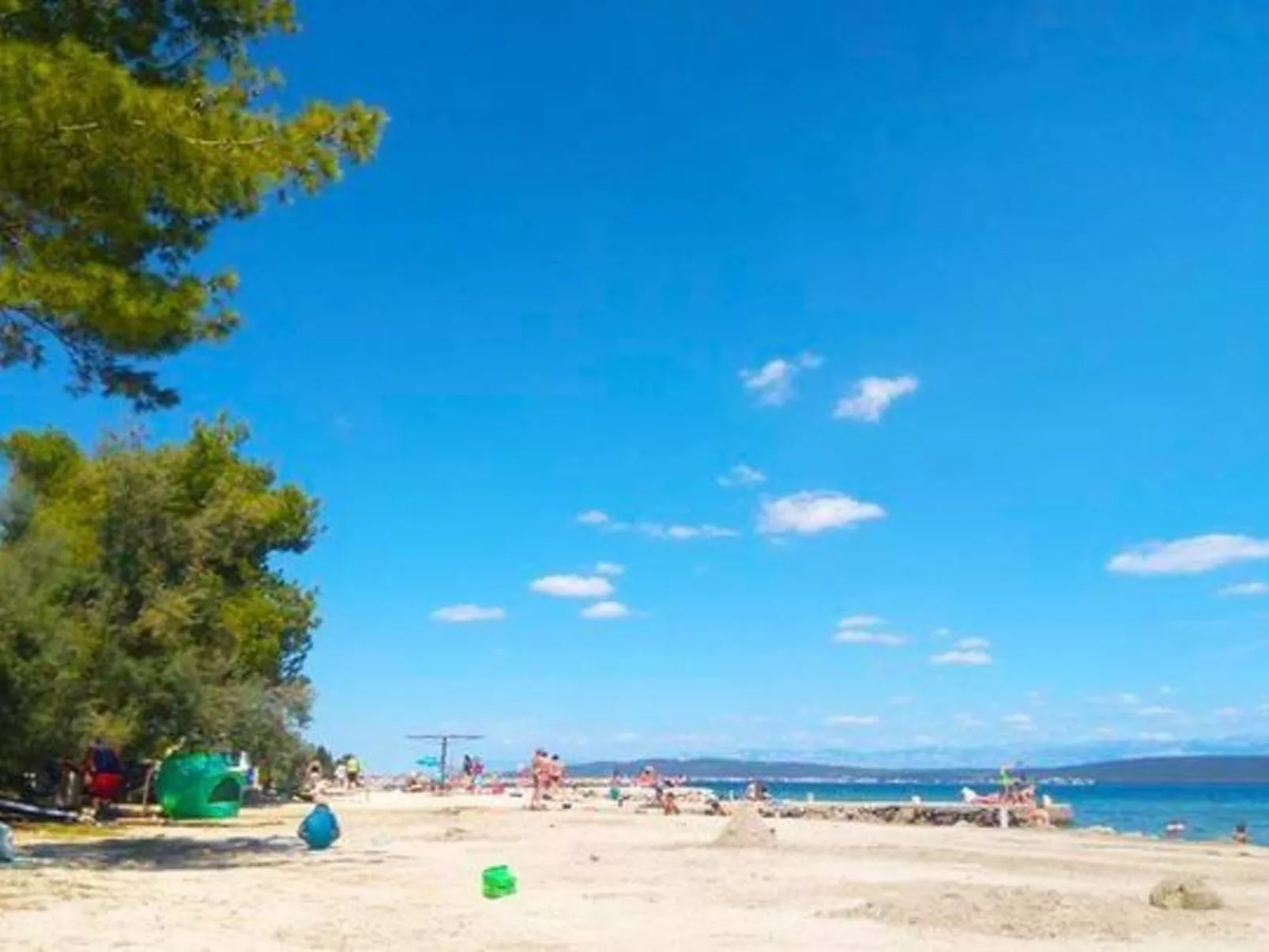 Für sechs Personen mit Terrasse im Erdgeschoss gelegen-Outside