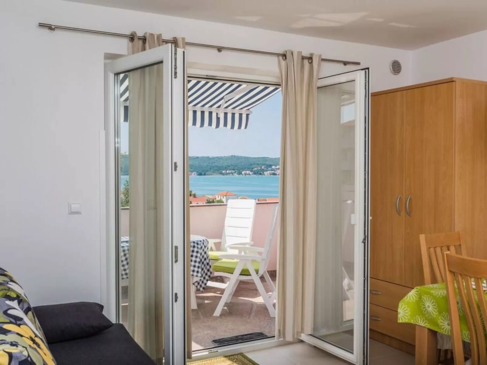 Große Wohnung in Klimno mit Möbliertem Balkon-Dedans