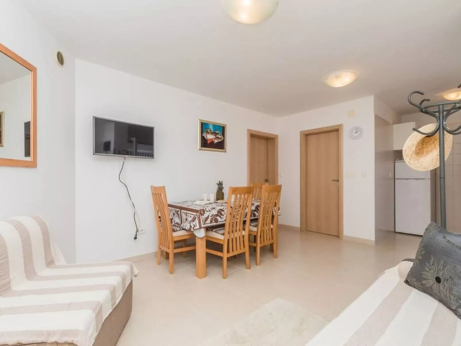 Große Wohnung in Klimno mit Möbliertem Balkon-Dedans