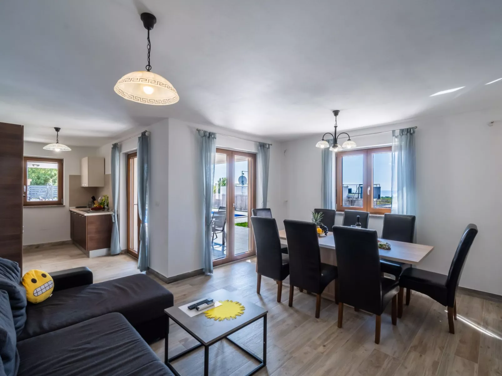 Elegantes Escape mit Pool und Panoramablick-Dedans