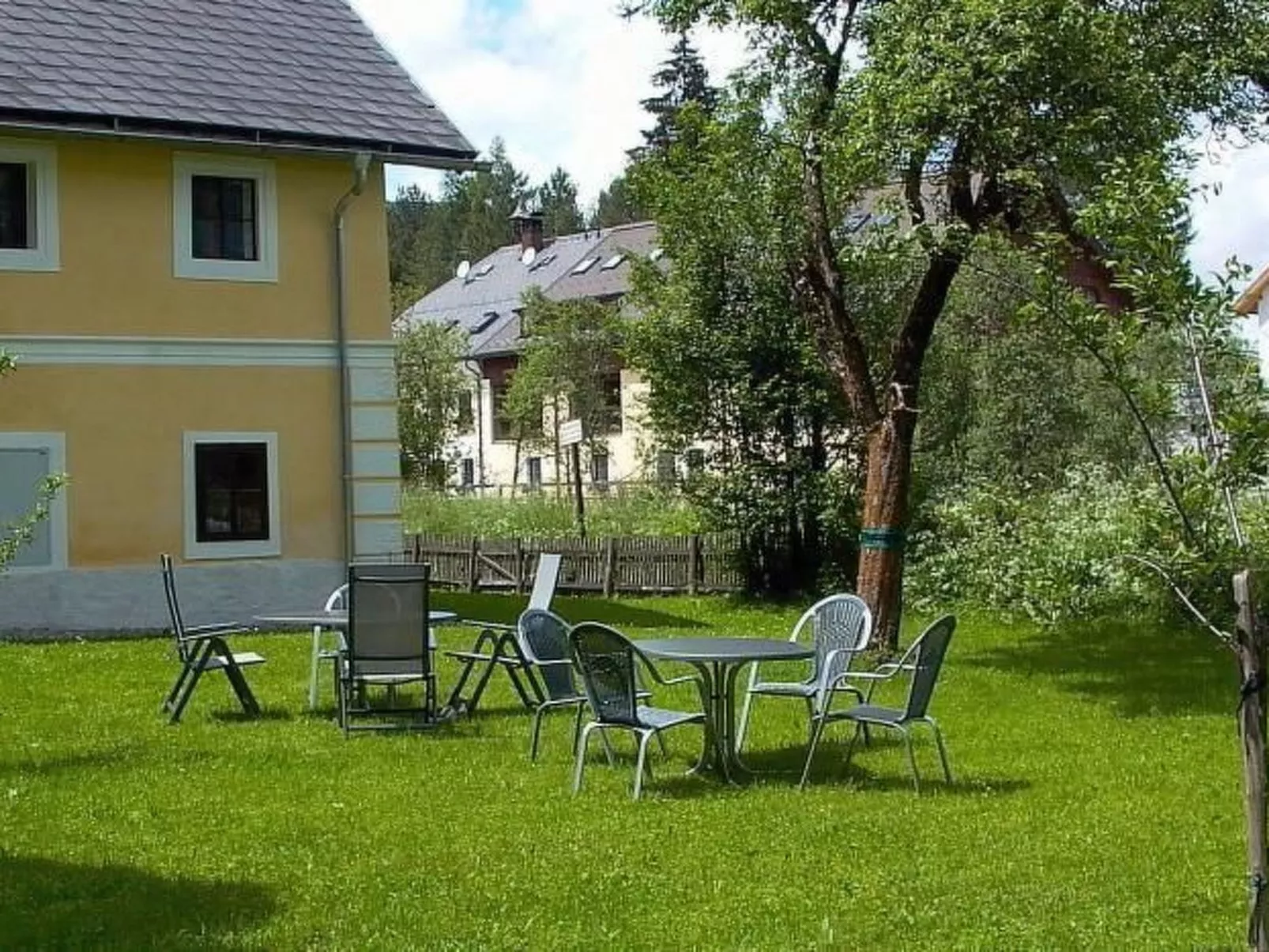 Große Wohnung im ersten Stock, mit großem Garten-Outside
