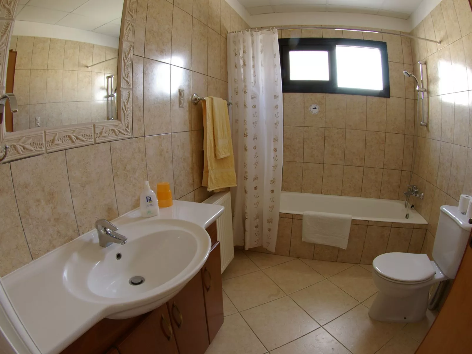 Für fünf Personen mit Balkon-Inside