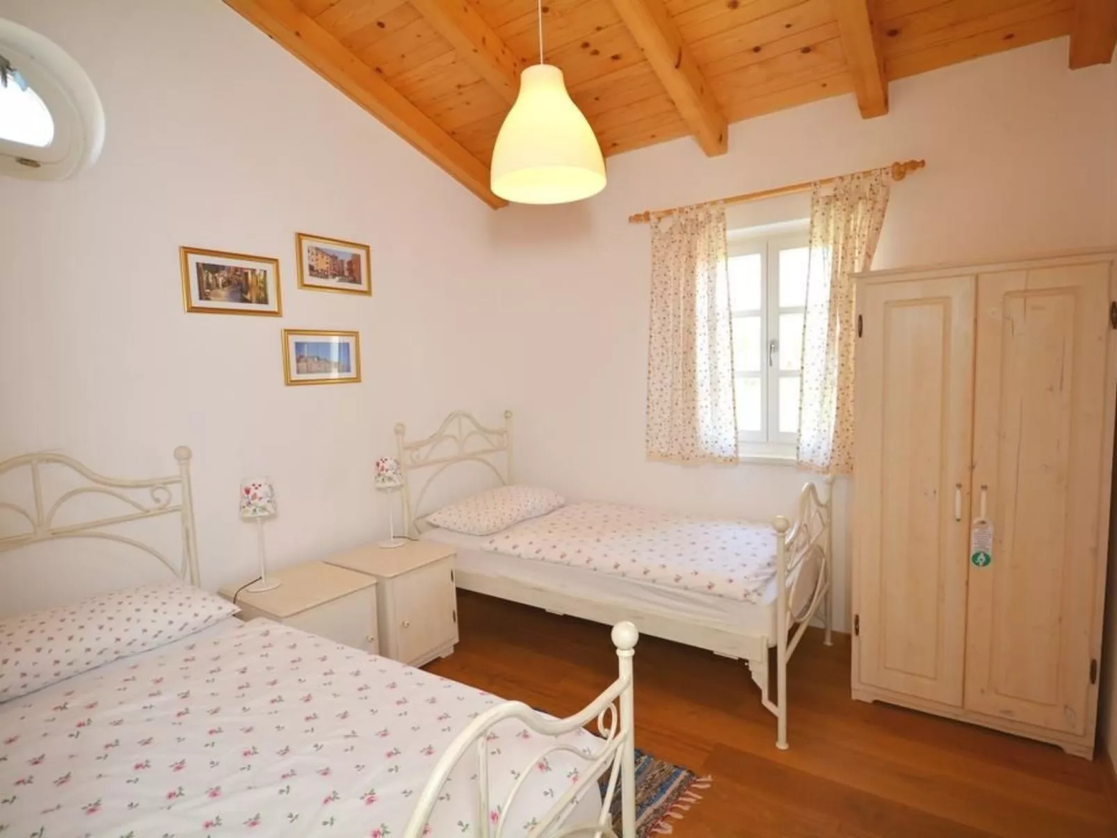 Großzügiges Ferienhaus mit Pool und Sonnenterrasse-Drinnen