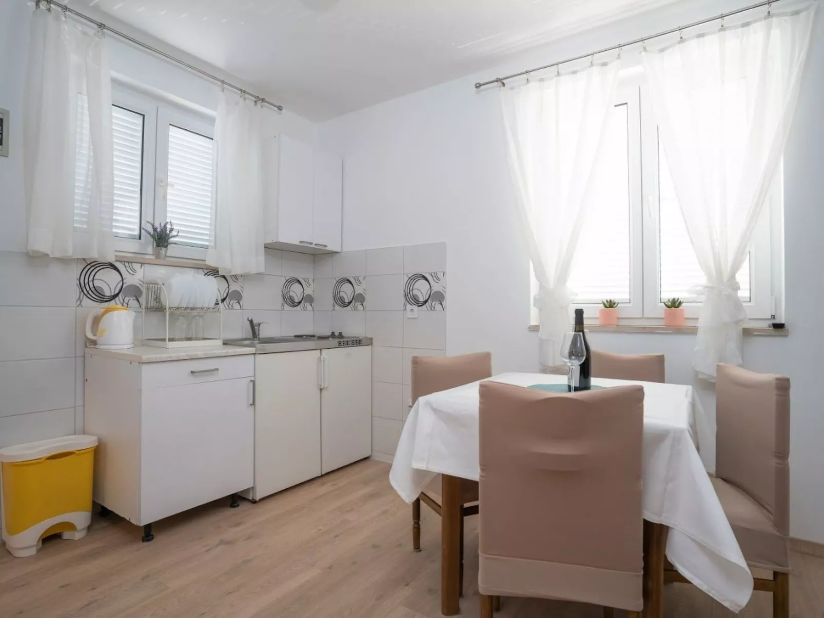 Angenehmes Apartment in Sveti Filip I Jakov mit privatem Parkplatz-Dedans