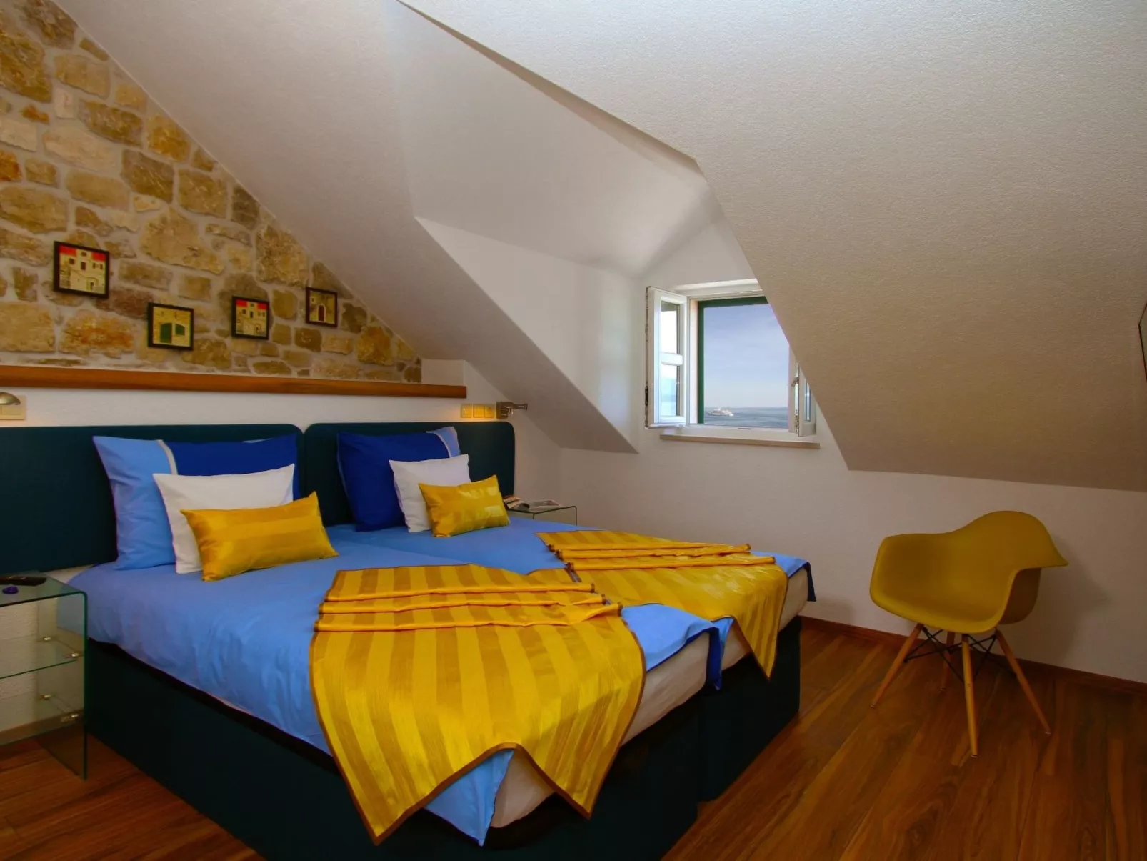 In Bol mit privatem Parkplatz-Drinnen