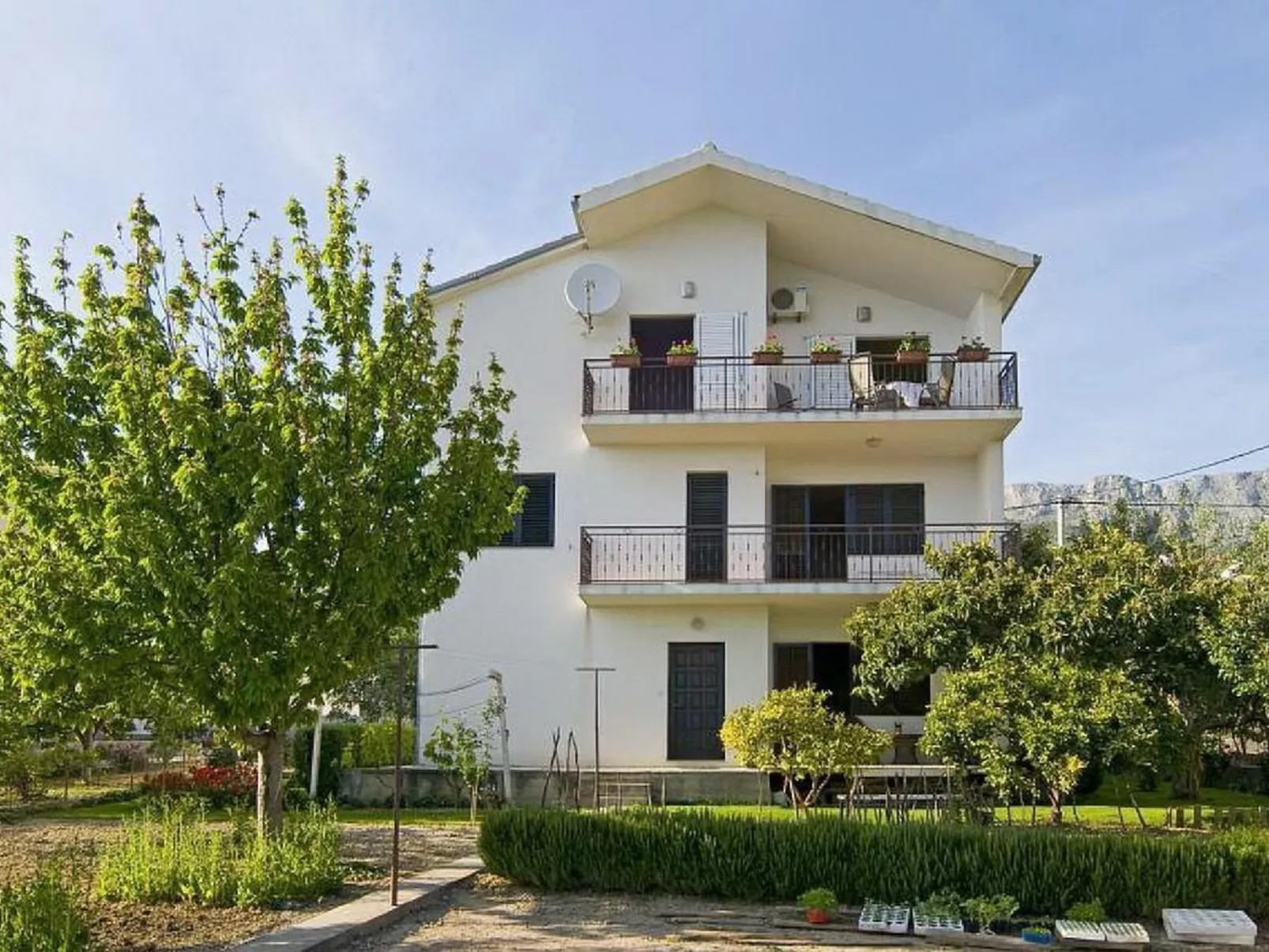 Mit Privatparkplatz-Draußen