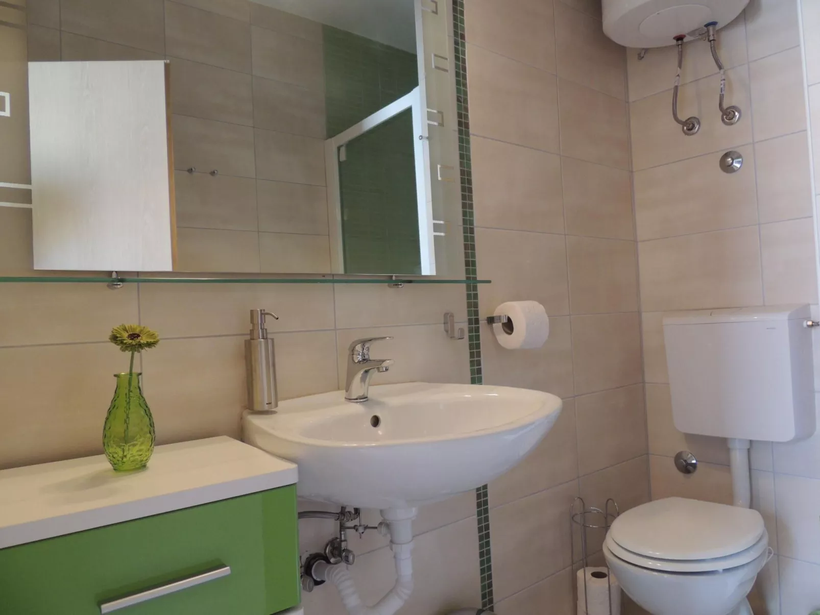 "Denona" mit Blick auf das Wasser-Drinnen