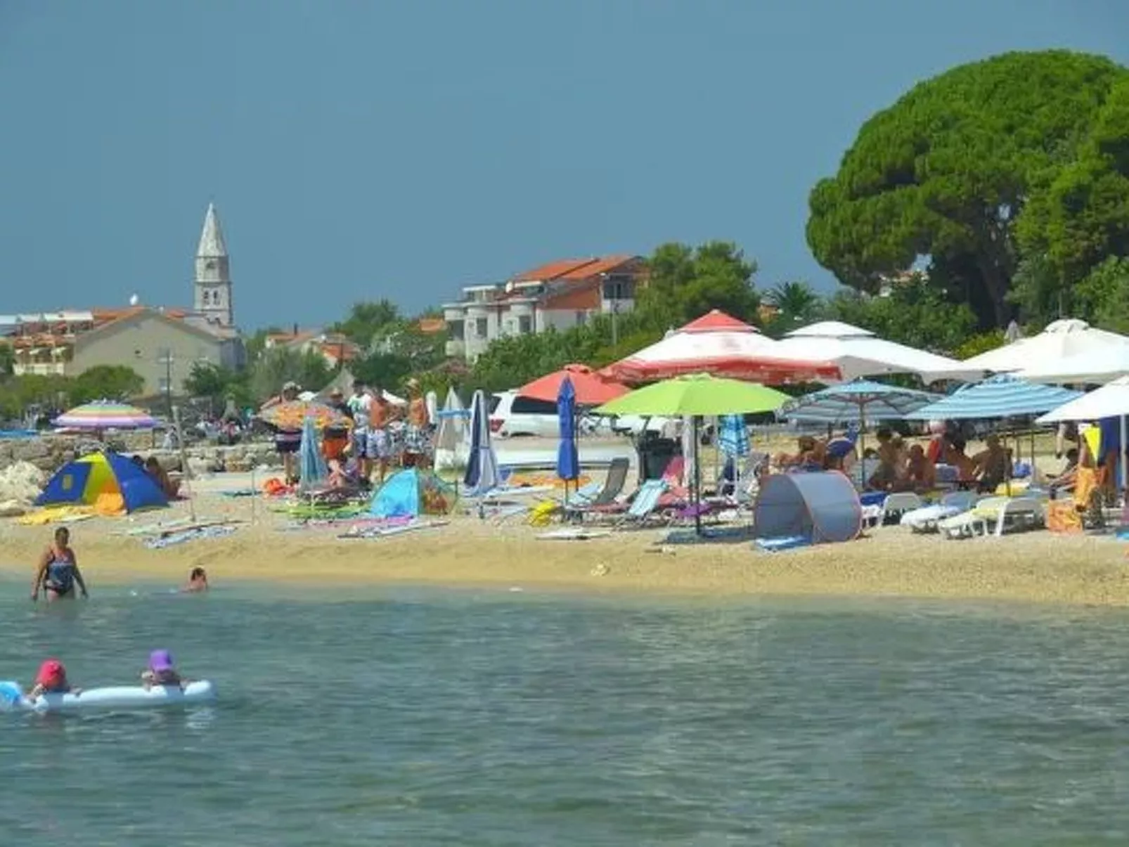 1 mit Schwimmbad und Garten-Outside