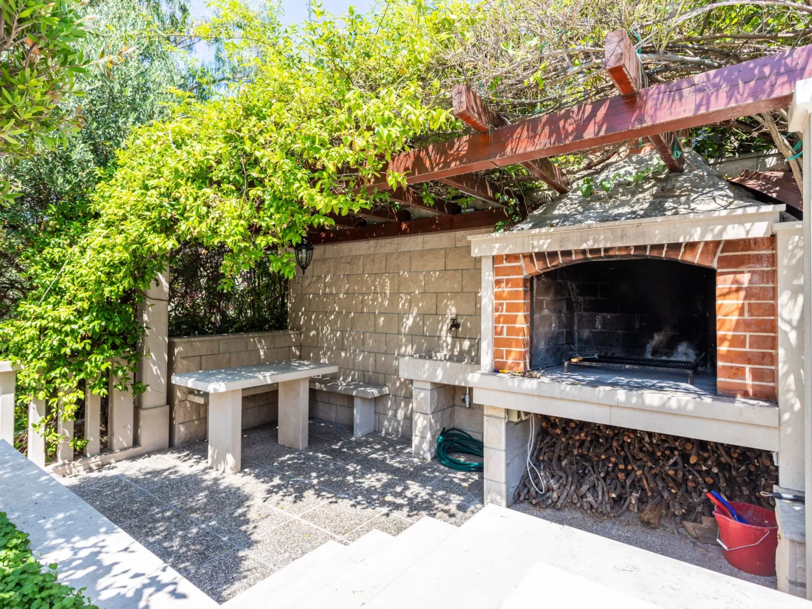 Große Ferienwohnung mit Pool, Garten und Terrasse-Outside