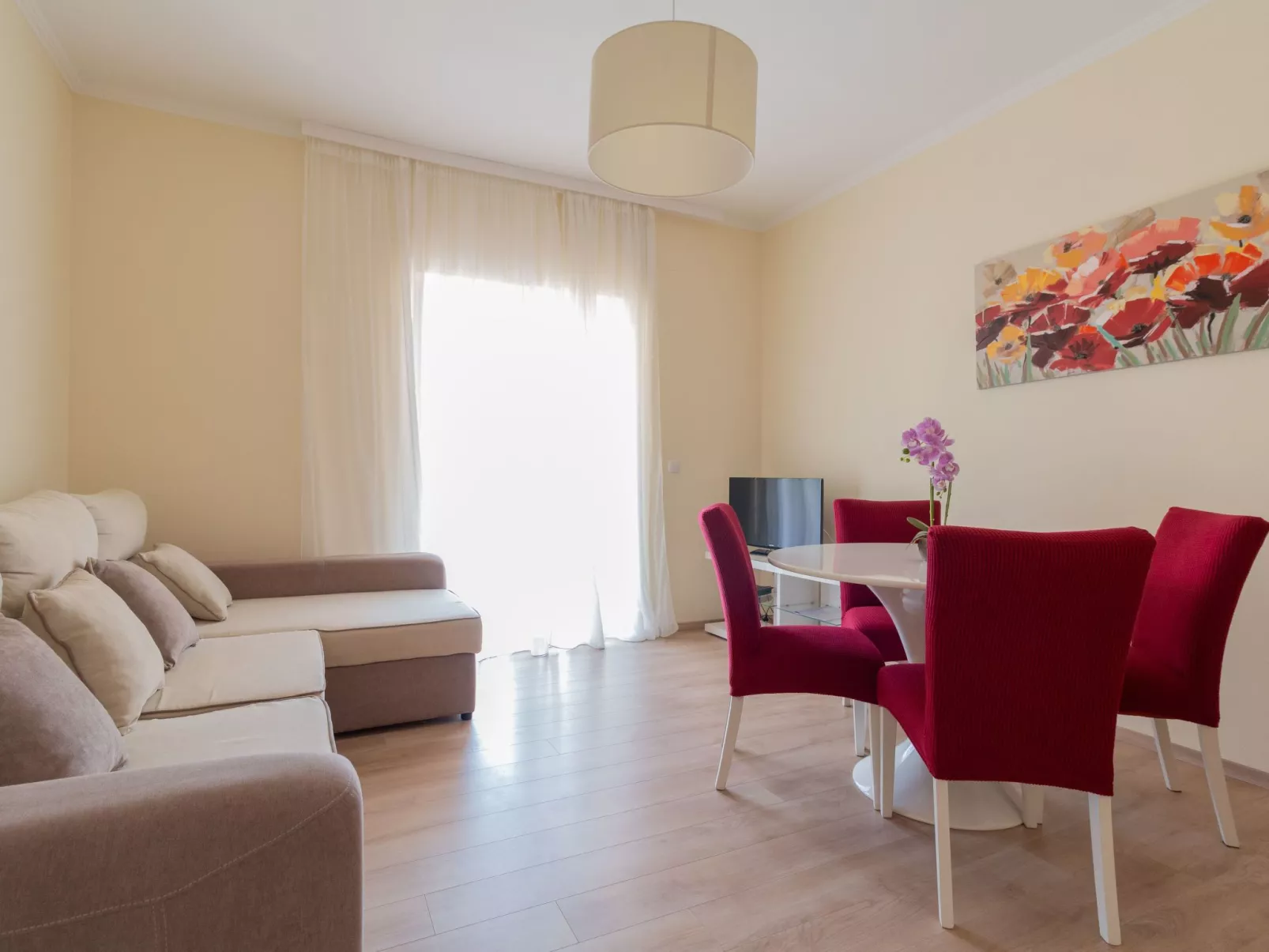 Wohnung mit Blick auf das Wasser-Drinnen