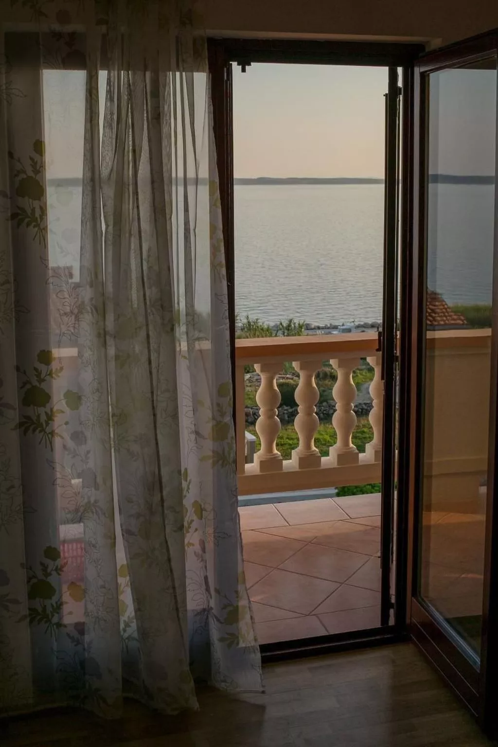 Komfortable Wohnung mit Balkon und Meerblick-Drinnen