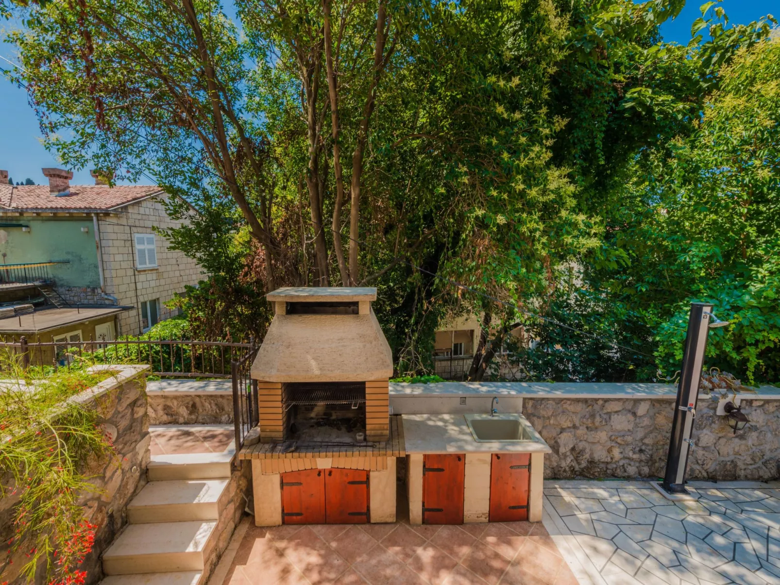 Geräumige Ferienwohnung mit eigener Terrasse-Draußen