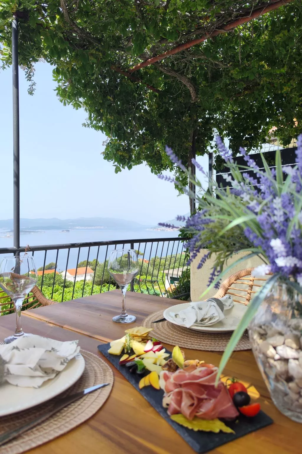 Mit Blick auf das Wasser-Draußen