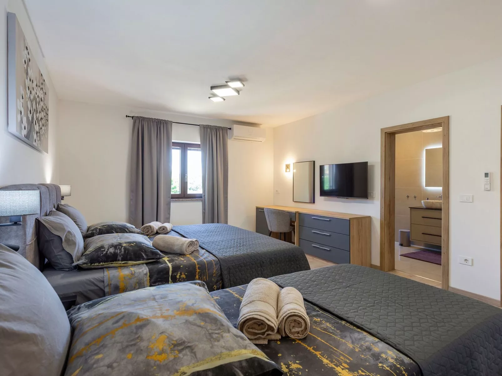 "Luxuriöse App. mit Pool"-Drinnen