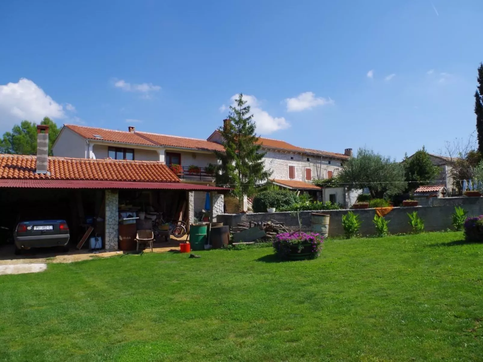 In malerischem istrischem Dorf-Draußen