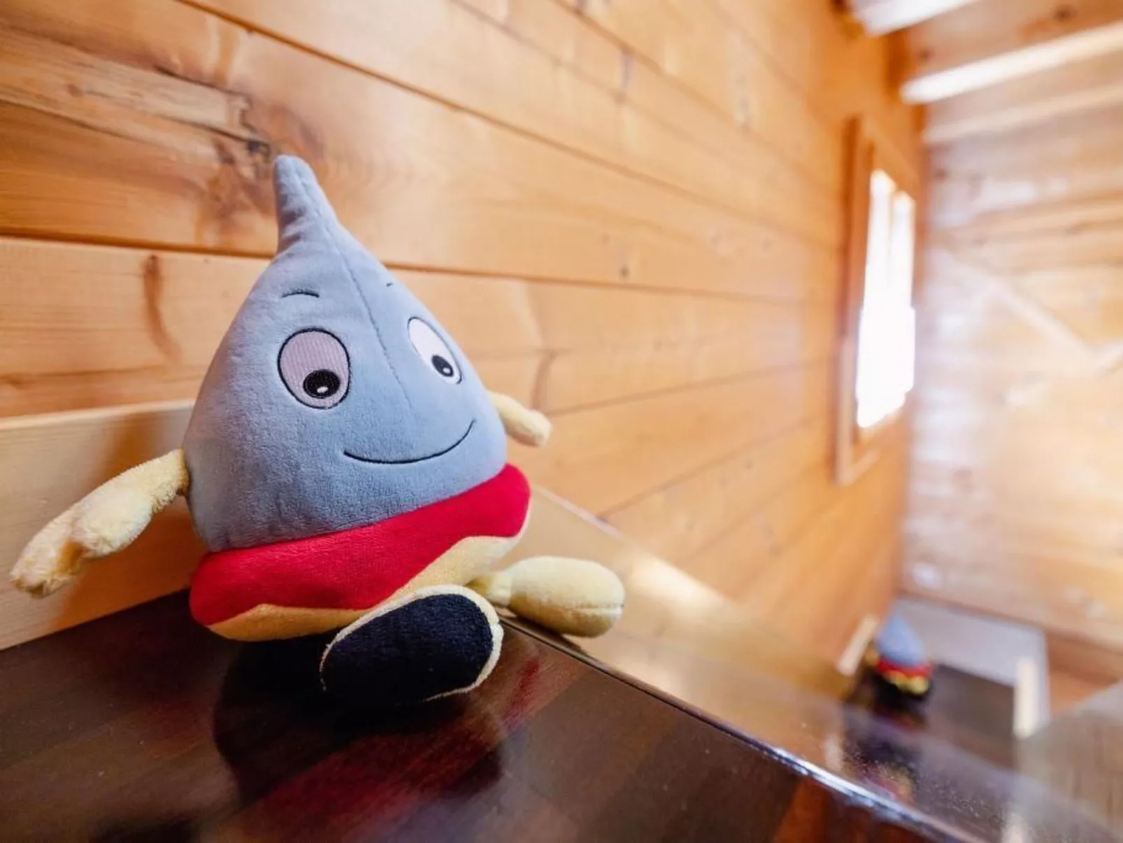 Mit Indoorrutschbahn-Drinnen