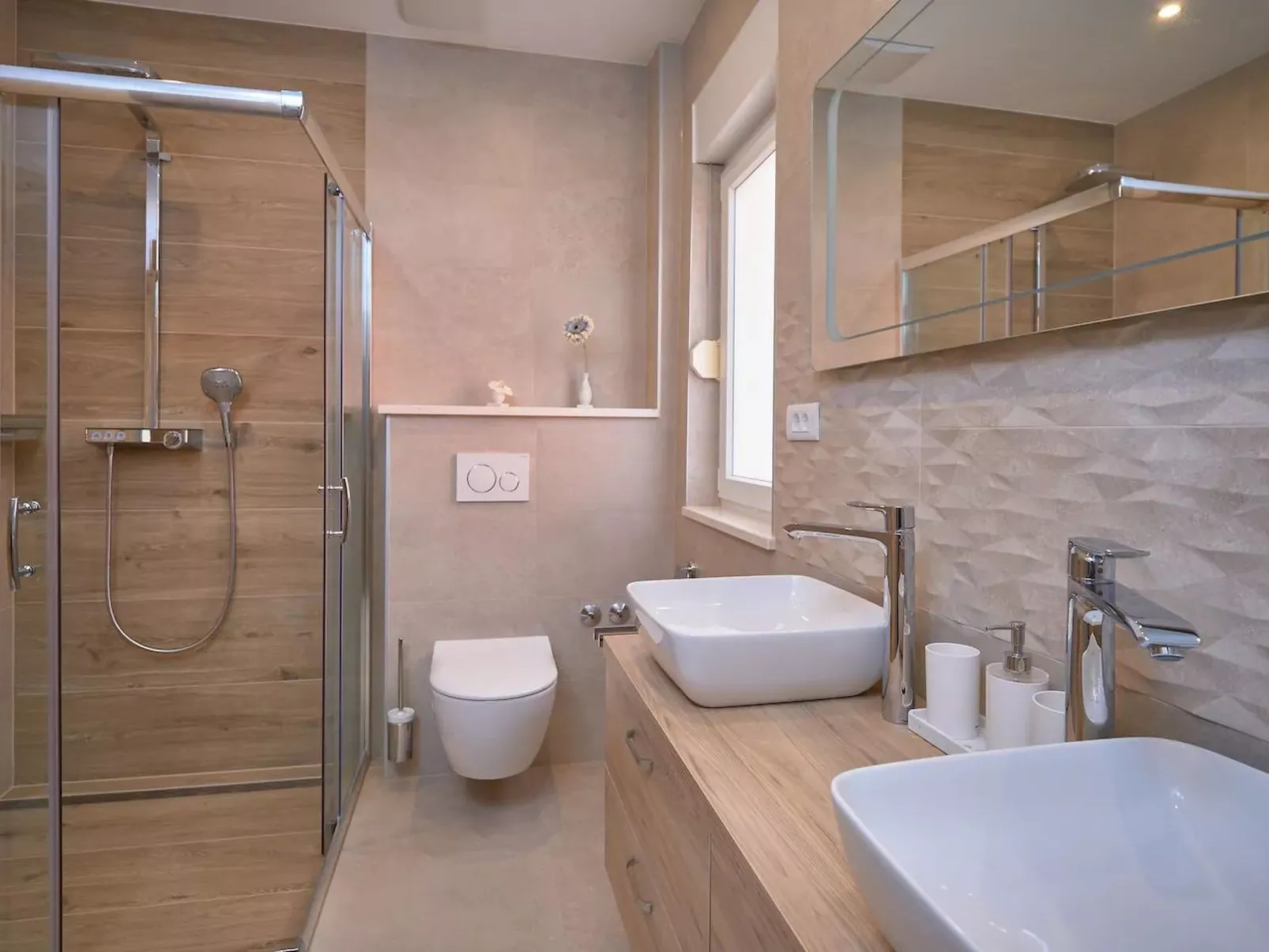 M Ganze Etage in einem geräumigen Haus mit Pool-Inside